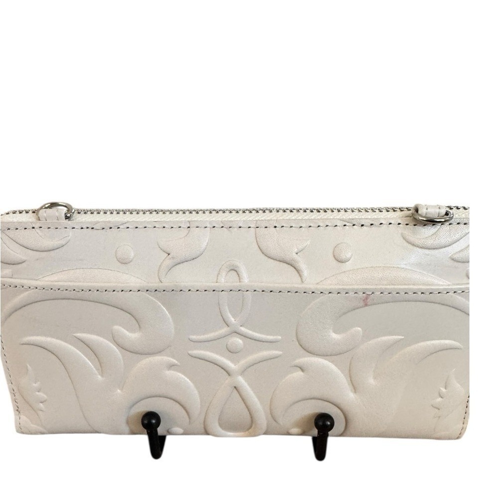 Brighton Ferrara White Leather Zip Around Organizer Wallet Crossbody Heart Logo - Picture 3 of 9